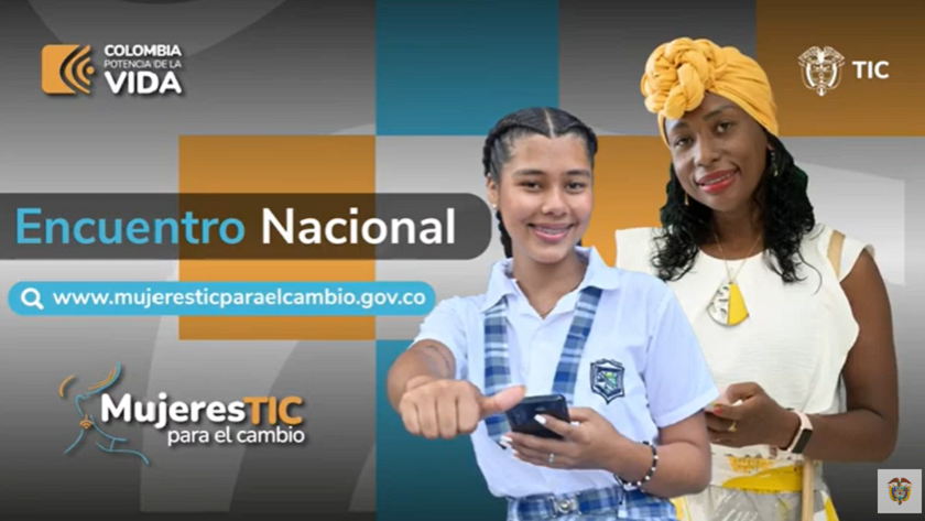 Dos mujeres con su dispositivo movil en la mano mientras sonrien