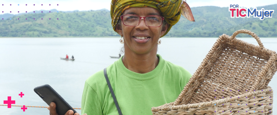 Mujer sonriente con celular en la mano