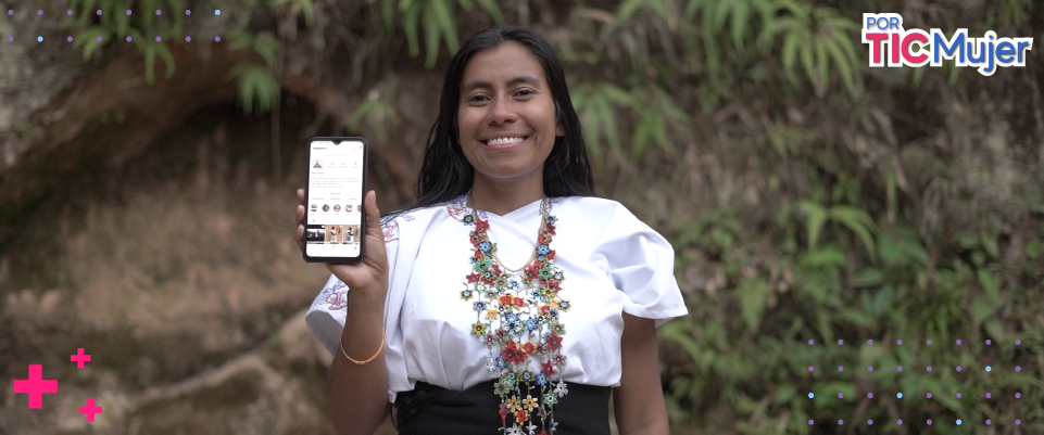 Mujer sonriente con celular