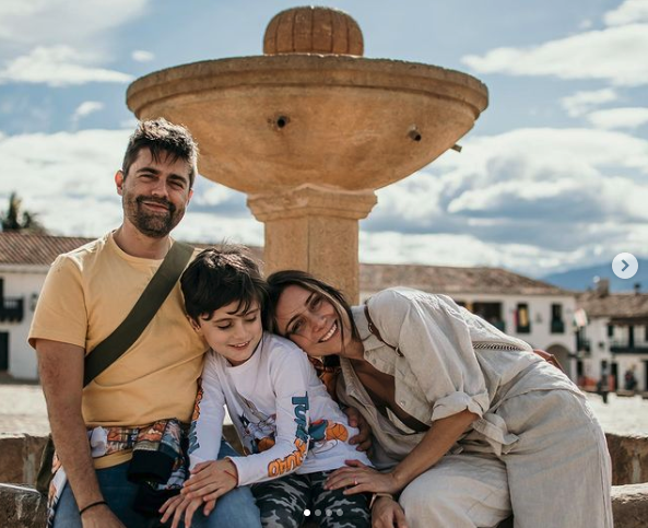 Ana María Medina junto a su hijo y su esposo, en la plaza principal de Villa de Leiva