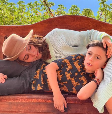 La Nuwe y su hijo, Lolo, acostados en una larga silla.