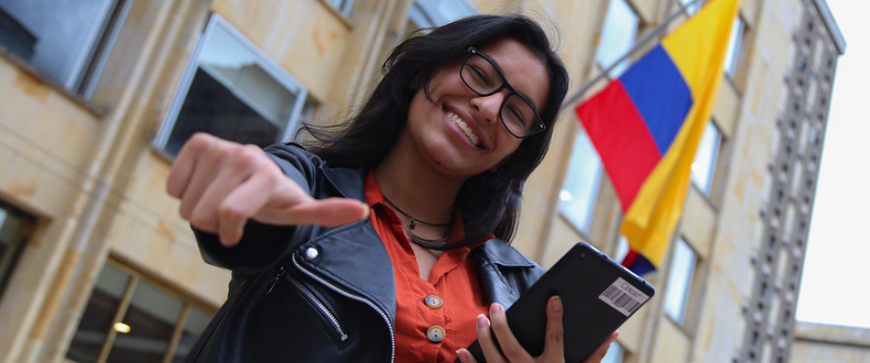 Mujer sonriendo con un celular