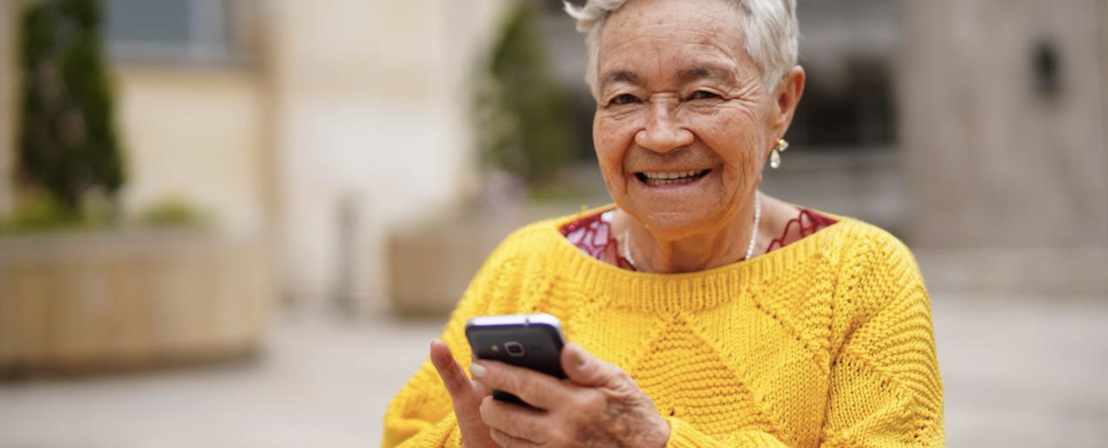 mujer de la tercera edad con celular