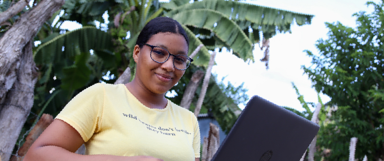 Mujer sonriente con el computador en las manos