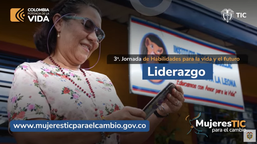 Una mujer trabajando con un computador