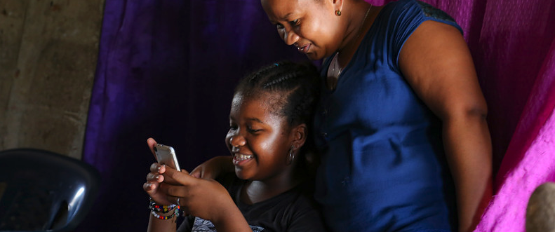 mujeres mirando un celular