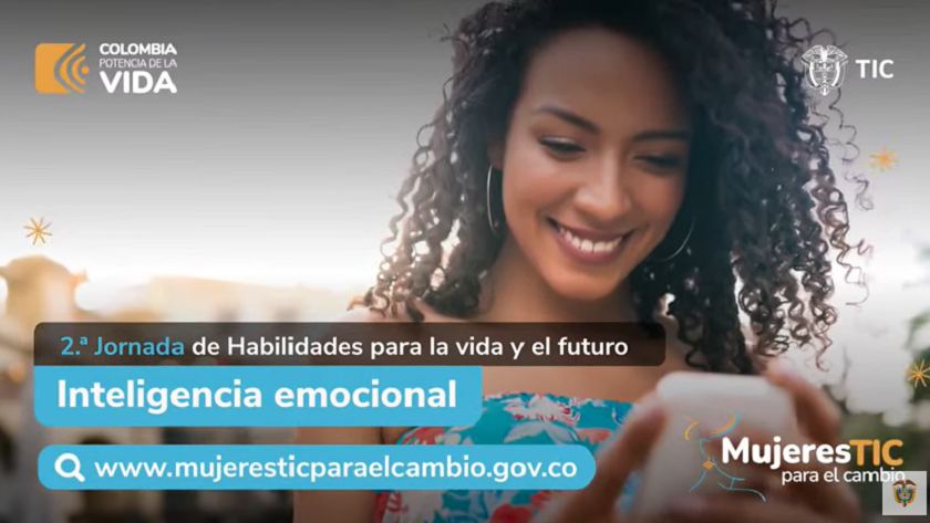 Banner del evento donde una mujer esta mirando el celular