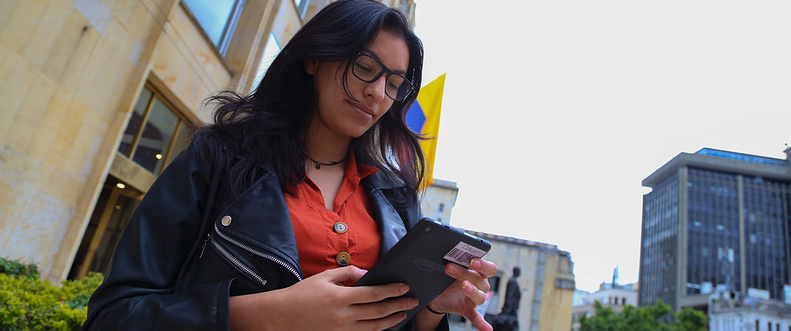 Mujer con celular