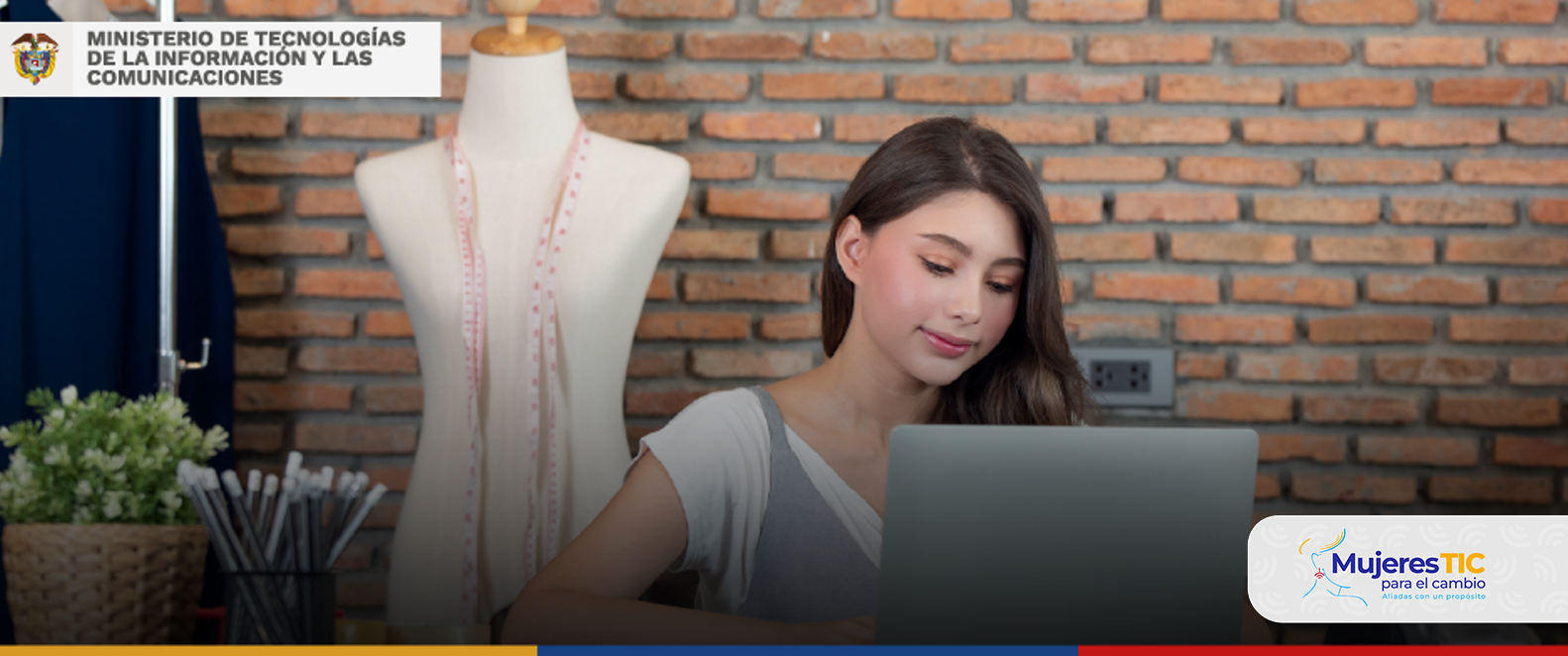 mujer frente al computador