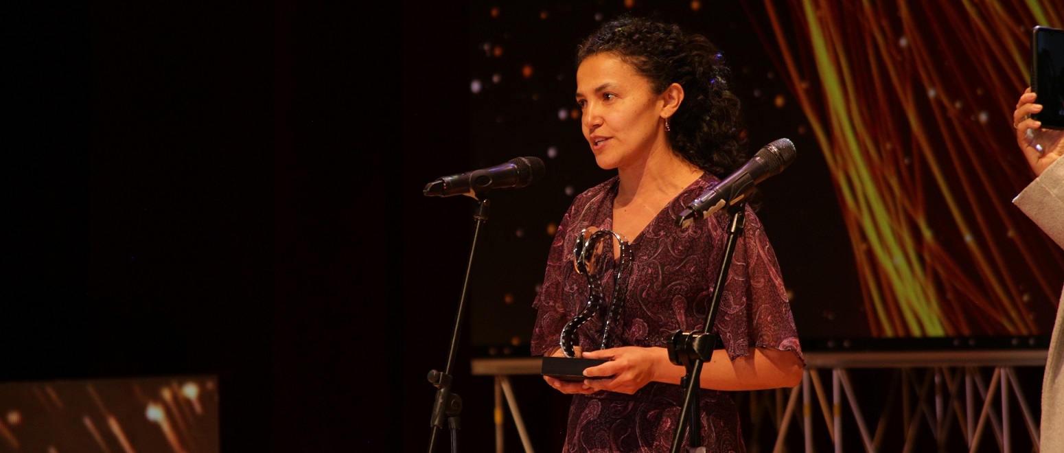 foto de Carolina Gómez recibiendo el galardon