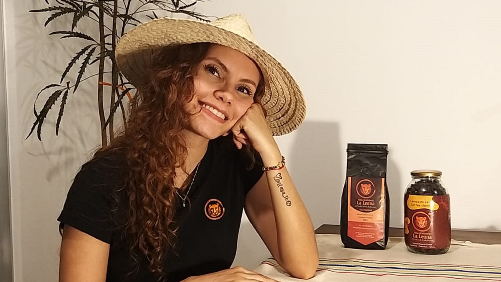 Laura Encizo con un sombrero sonriendo