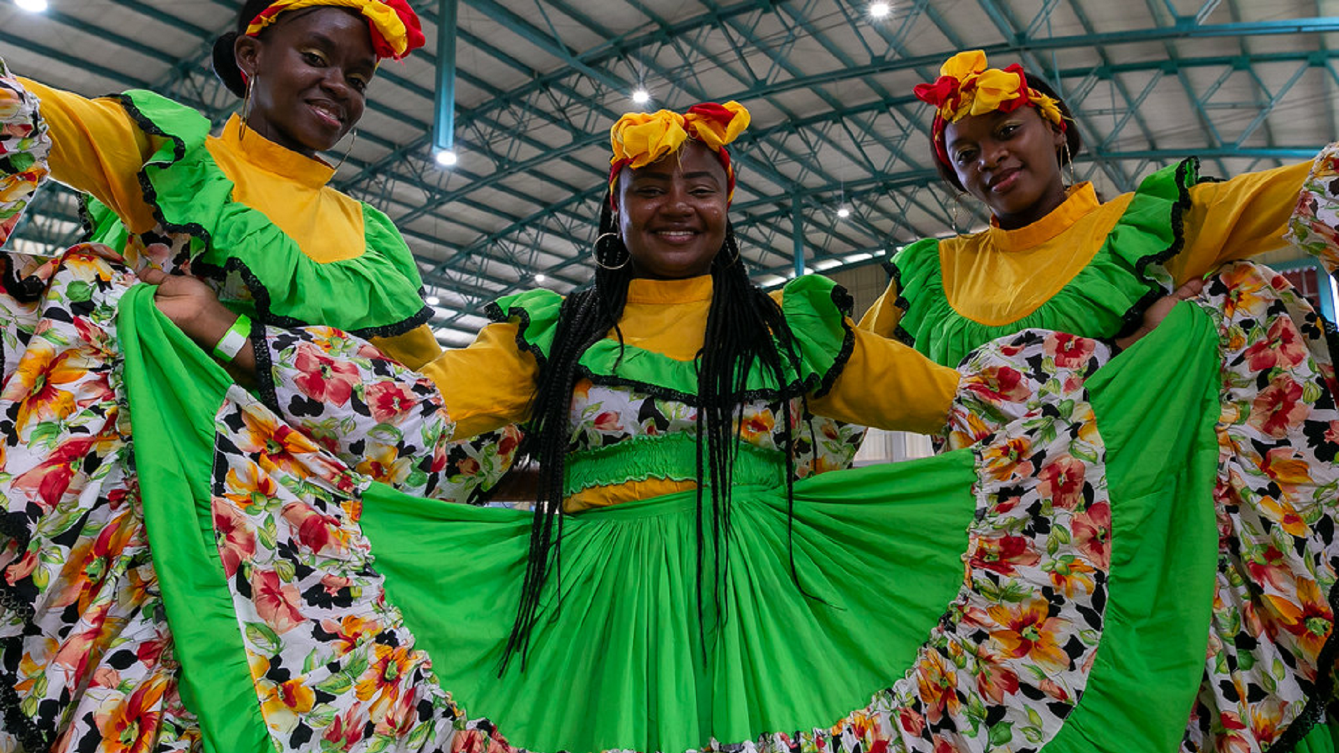 Mujeres bailando alegres