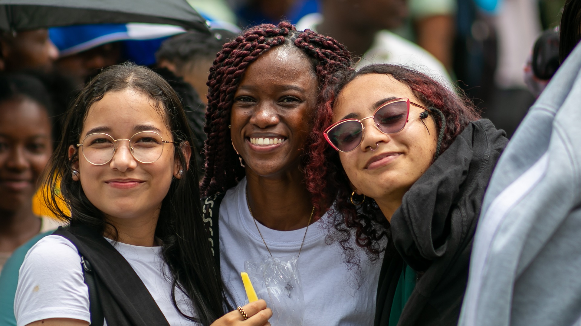 Tres mujeres jovenes sonriendo ieras comparten un postre de mango